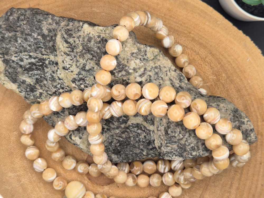 Handgefertigte Mala aus Perlmutt mit sanfter, marmorierter Struktur